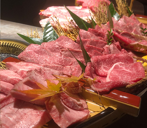 【豪快！三階松から出港、巨大船９０ｃｍ　肉屋の舟盛り】